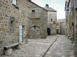 La Garde-Guérin - Pavimenti lastricati di pietra e case di pietra del borgo medievale