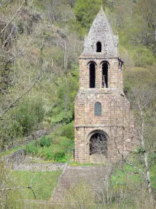 Gargantas del Allier - Capilla de Sainte-Marie-des-Chazes en estilo románico de Auvernia, en un entorno verde, en la ciudad de Saint-Julien-des-Chazes