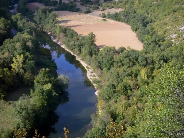 Gargantas del Aveyron - Vista del río Aveyron, arbolado