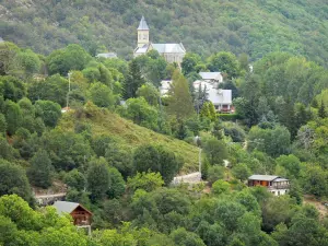 Gargantas del Dourbie - Torre de la iglesia y las casas de la aldea de Dourbies rodeado de árboles en la región de Cevennes