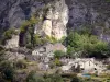 Gargantas do Dourbie - Aldeia empoleirada de Saint-Véran (comuna de La Roque-Sainte-Marguerite) e paredes rochosas; no Parque Natural Regional de Grands Causses