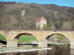 Gargantas do Loire - Ponte sobre o rio Loire e castelo Lavoûte-Polignac em um ambiente arborizado