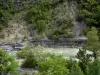 Gargantas de Méouge - Rio Méouge, ladeado por árvores e arbustos