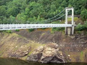 Gargantas del Truyère - Tréboul puente suspendido sobre el lago de la presa Sarrans