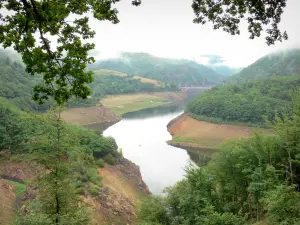 Gargantas del Truyère - Vista del lago de la presa y de sus alrededores boscosos Sarrans