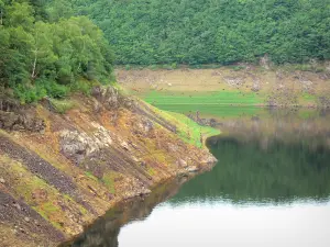 Gargantas del Truyère - Sarrans presa del embalse en una zona verde