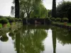 Gärten des Landsitzes von Eyrignac - Wasserbecken umgeben mit Sträuchern in Töpfen