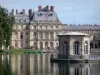 Gärten des Schlosses von Fontainebleau - Pavillon auf dem Karpfenteich und Fassade des Schlosses von Fontainebleau