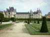 Gärten des Schlosses von Fontainebleau - Grosses Beet (französischer Garten), Lindenalleen und Fassade des Schlosses von Fontainebleau