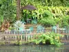 Gärten Valombreuse - Tische und Stühle am Wasserrand