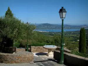 Gassin - Lámpara, de oliva (árbol) y mesa de orientación con vistas al Golfo de St. Tropez y las colinas de la costa