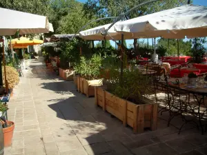 Gassin - La plaza del pueblo, con restaurantes al aire libre