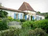 Gaujacq城堡 - 门面与郁郁葱葱的绿色庄严的家的蓝色百叶窗