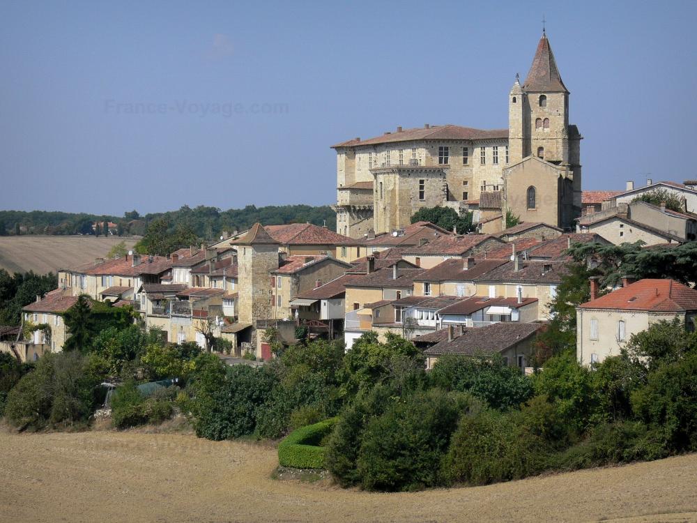 Guide du Gers - Lavardens - Clocher de l'église Saint-Michel, château de Lavardens, toits de maisons du village (castelnau), arbres et champs