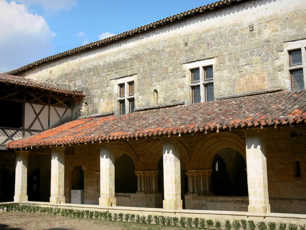 Guide du Gers - Abbaye de Flaran - Ancienne abbaye cistercienne Notre-Dame de Flaran (centre patrimonial départemental, centre culturel départemental), sur la commune de Valence-sur-Baïse : cloître