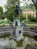 Giardini del castello di Fontainebleau - Fontana di Diana e dei suoi cani di bronzo, fiori e alberi nel giardino di Diane