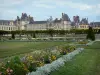 Giardini del castello di Fontainebleau - Grande parterre (giardino alla francese) e fiori, e il palazzo di Fontainebleau