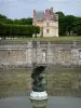 Giardini del castello di Fontainebleau - Bacino e cascate statua di bronzo aquila, Sully padiglione e parco di alberi sullo sfondo