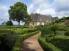 Giardini di Marqueyssac - Driveway e ritagliato box, albero, castello e le nuvole nel cielo, nella valle della Dordogna, nel Périgord