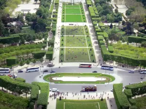 Giardino Jardin du Champ-de-Mars - Vista di Marte dall'alto della Torre Eiffel