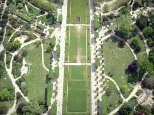 Giardino Jardin du Champ-de-Mars - Con vista sul parco del Champ de Mars dalla cima della Torre Eiffel