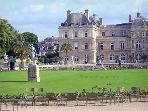 Giardino Jardin du Luxembourg - Palazzo di Lussemburgo, sede del Senato, bacino centrale, statue e sedie da giardino