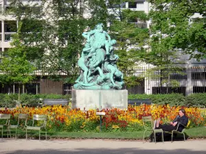 Giardino Jardin du Luxembourg - Trionfo di Sileno statua circondata da fiori