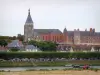 Gien - Église Sainte-Jeanne-d'Arc et son clocher, château d'Anne de Beaujeu abritant le musée International de la Chasse, maisons, arbres et fleuve Loire