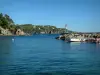 Giens半岛 - 地中海，小船和尼尔港，野生海岸和松树林（松树林）的半岛的小灯塔