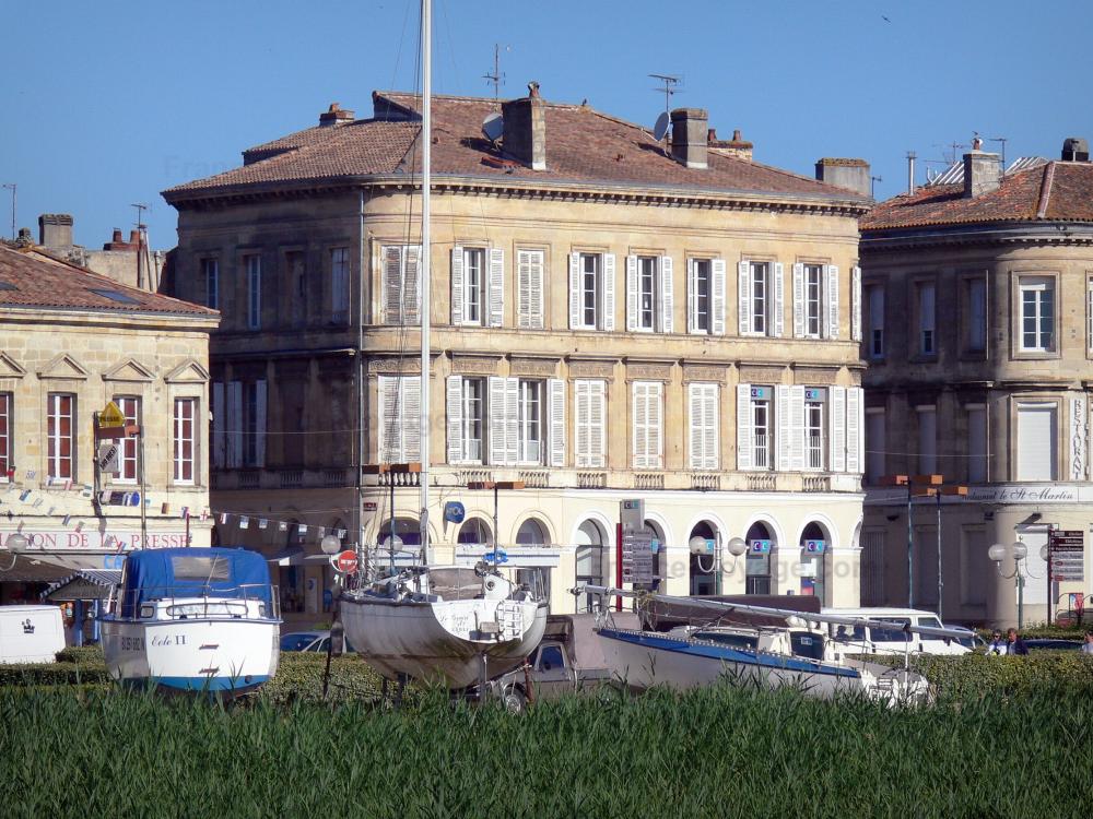 Guide de la Gironde - Pauillac - Façades de la ville et bateaux du port de plaisance