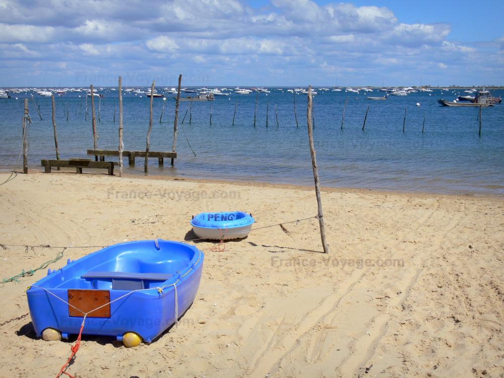 Guide de la Gironde - Paysages de la Gironde - Bassin d'Arcachon : petit bateau sur la plage de Piraillan, dans la commune de Lège-Cap-Ferret, avec vue sur la mer