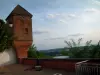 Giroussen - Torre e vista da aldeia, nuvens no céu