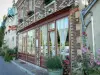Giverny - Roses trémières et façade de l'ancien hôtel Baudy
