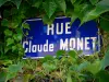 Giverny - Plaque de la rue Claude Monet, entourée de vigne vierge