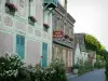 Giverny - Fachada do antigo hotel Baudy, rosas e hollyhocks