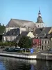 Givet - Saint-Hilaire chiesa e le case della città dal fiume Meuse