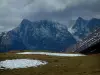 Glandon Pass - Passagem alpina, vista de um cume e montanhas cobertas de neve