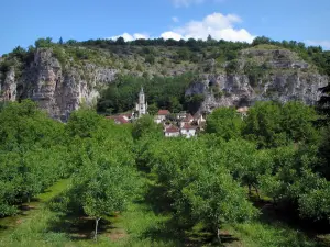 Gluges - Église et maisons du village, arbres et falaises, dans la vallée de la Dordogne, en Quercy