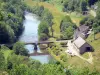 Gola della Vézère - Ponte Comborn la Vézère e case lungo il fiume; nella città di Orgnac-sur-Vézère