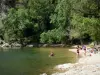 Gole dell'Ardèche - Plage du Pont d'Arc con i turisti e gli alberi lungo il fiume Ardèche