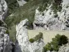 Gole di Galamus - Affacciato sulla strada gola circondata da pareti rocciose