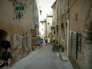 Gordes - Ruelle du village avec des boutiques