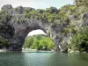 Gorges de l'Ardèche - Pont d'Arc (arche naturelle) enjambant l'Ardèche