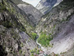 Gorges du Guil - Torrent du Guil bordé d'arbres, de parois rocheuses et de montagnes ; dans le Parc Naturel Régional du Queyras