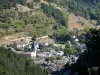 Gorges de la Jonte - Vue sur le clocher de l'église et les toits du bourg de Meyrueis ; dans le Parc National des Cévennes