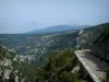 Gorges de la Nesque - Route du canyon, parois rocheuses et mont Ventoux en arrière-plan