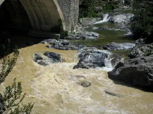 Gorges de la Roya - Pont enjambant le fleuve Roya et rochers