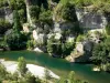 Gorges du Tarn - Parc National des Cévennes : vue sur les maisons du village de Castelbouc nichées entre rivière Tarn et falaises calcaires ; sur la commune de Sainte-Enimie