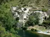 Gorges du Tarn - Maisons du hameau de Hauterives (commune de Sainte-Enimie) sur les bords de la rivière Tarn ; dans le Parc National des Cévennes