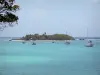 Le Gosier - Vista da ilha de Gosier e seu farol fora do resort à beira-mar e veleiros no mar